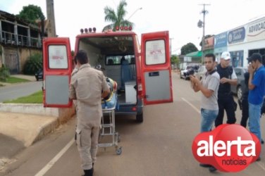 Acidente em rotatória deixa mototaxista ferido