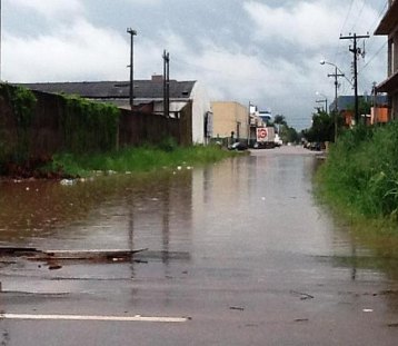 CENA DA CIDADE – Rua fica inundada depois de chuva - VÍDEO