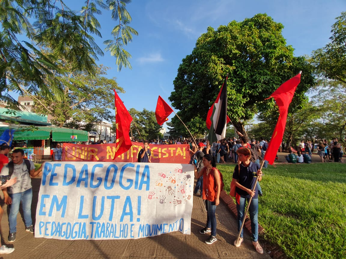 EDUCAÇÃO: Centenas de pessoas protestam contra medidas do Governo