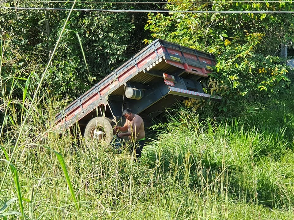 ACIDENTE: Caminhão cai dentro de igarapé em frente ao Tênis Clube