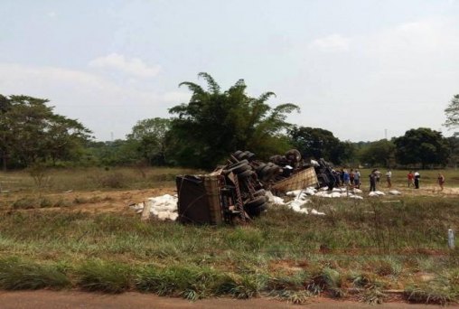 BR-364 carreta tomba após motorista desviar de buraco 