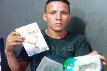 PM prende 'boqueiro' com droga escondida em Bíblia