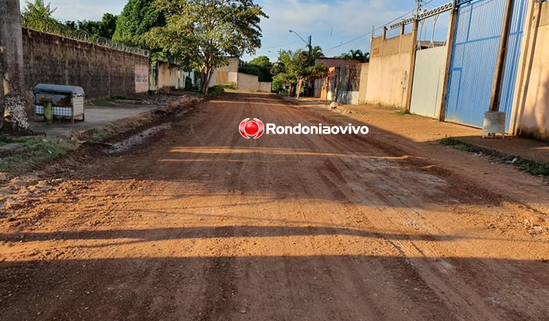 ACABOU A PACIÊNCIA: Moradores do bairro Lagoa pagam do próprio bolso por serviço de encascalhamento