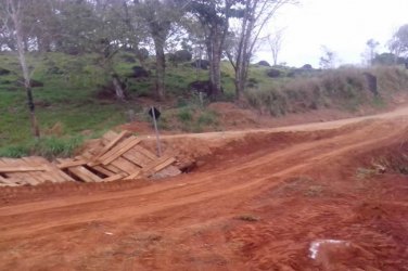 Moradores aterram ponte por conta própria após desabamento