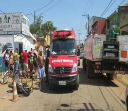 ALTA VELOCIDADE - Colisão entre caminhão e moto deixa jovem seriamente ferido