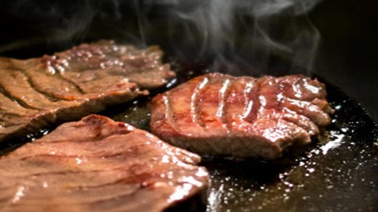 CLÁSSICO DOS IZAKAYAS: Língua bovina grelhada com sal e limão é uma iguaria fantástica