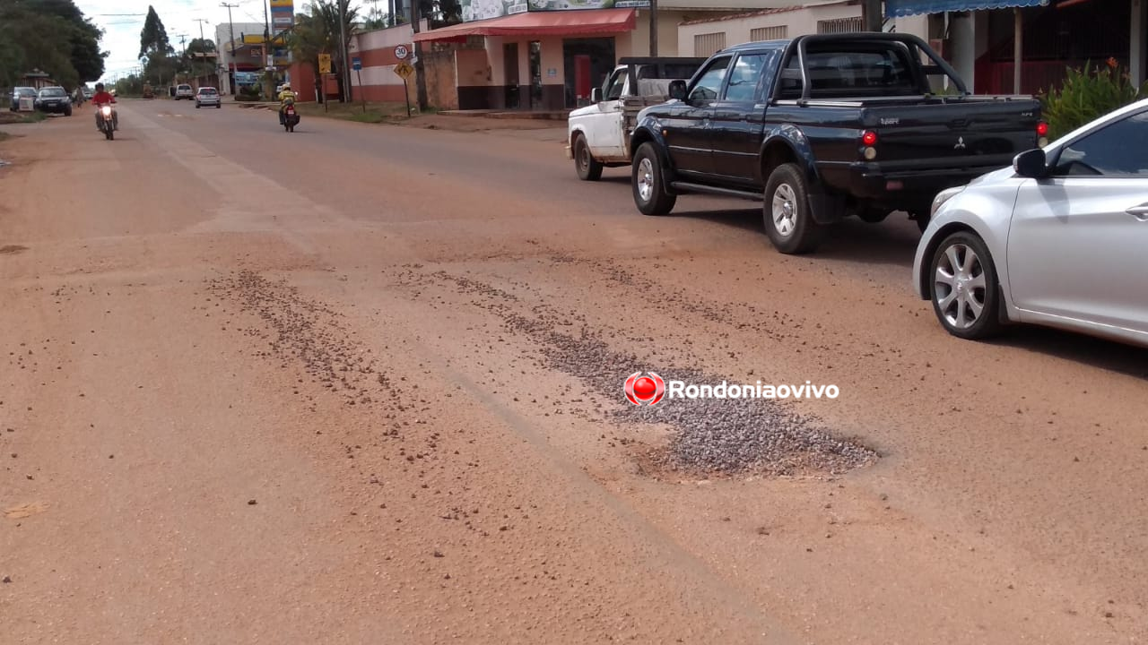 CENA DA CIDADE: Cansados de esperar pela prefeitura, comunidade paga por serviços em ruas