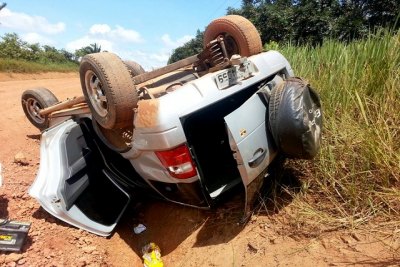 Motorista capota veículo na Estrada da Penal