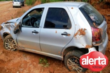 Motorista capota carro após perder controle da direção 