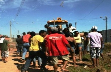 Trator derruba mulheres em desocupação, Capitão da PM diz que nada viu - Veja vídeo