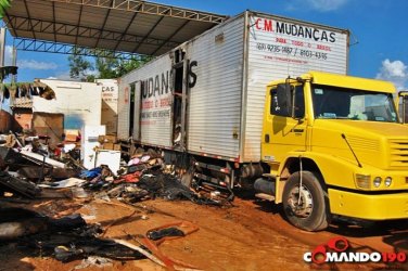 JI-PARANÁ - Caminhão de mudança  pega fogo em oficina