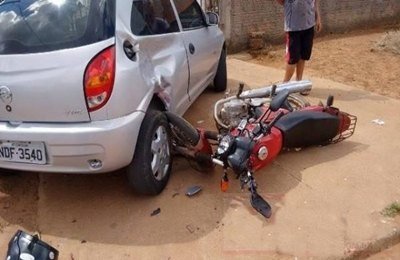 Motoqueiro com sinais de embriaguez bate em carro parado e é socorrido