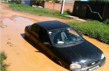 TRANSTORNO – Carro é tomado pela lama após atolar em rua do Lagoinha – Fotos