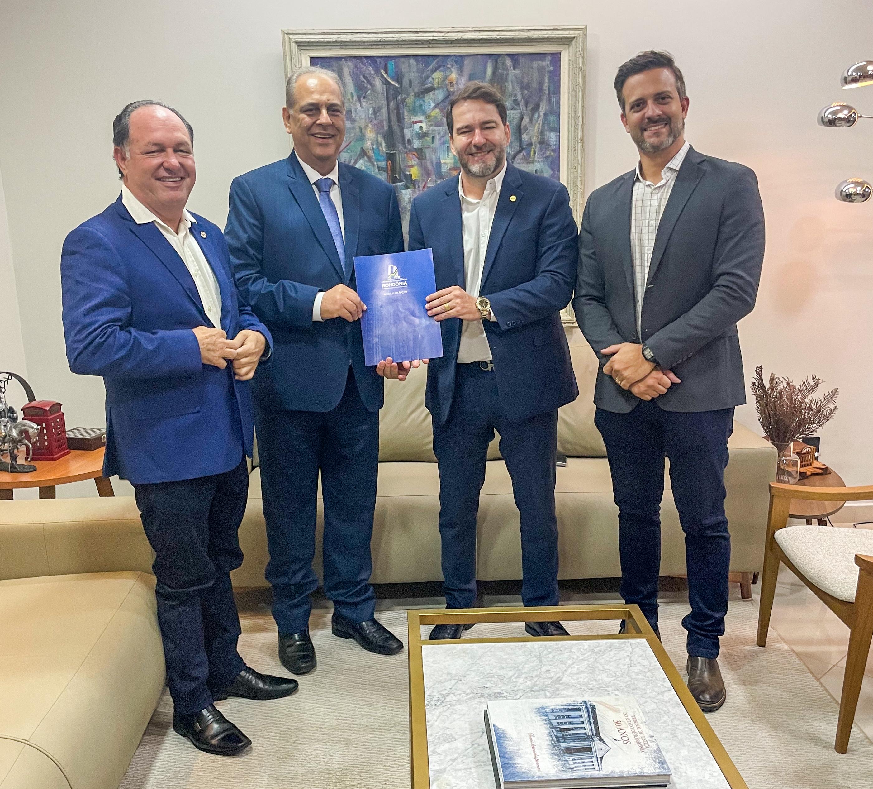 RESERVAS: Presidente da Assembleia Legislativa entrega relatório da CPI ao TJRO