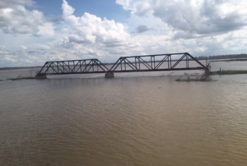 Nível de água em ponte na BR-364 assusta moradores