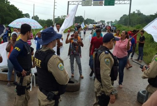 Manifestantes fecham a BR em protesto a favor do PT, Lula e Dilma - VÍDEO
