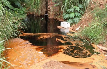 CRIME AMBIENTAL - Igarapé é contaminado pela prefeitura de Porto Velho