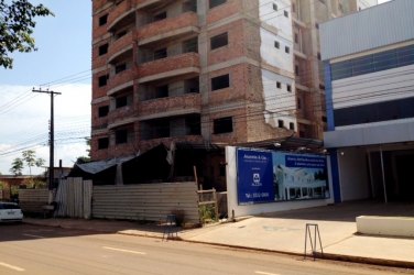 Homens são presos enchendo caminhão com peças de elevador furtadas de prédio em construção
