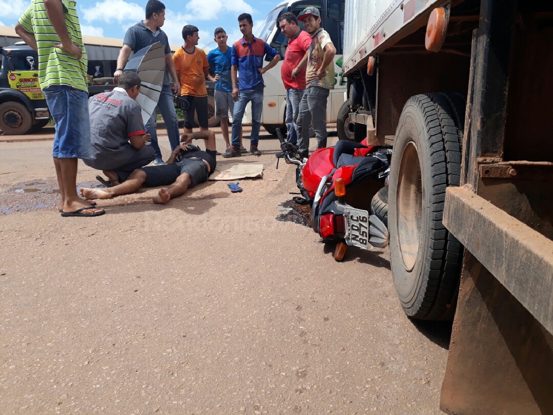 ACIDENTE: Motociclista fica gravemente ferido após colisão com caminhão