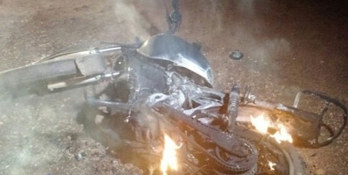 Motocicleta furtada é encontrada em chamas por populares