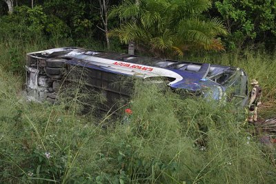 Acidente de ônibus deixa 10 mortos na BR-101