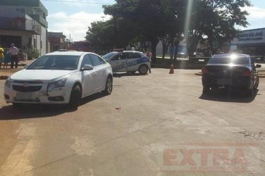 Carros colidem em cruzamento e uma pessoa fica ferida