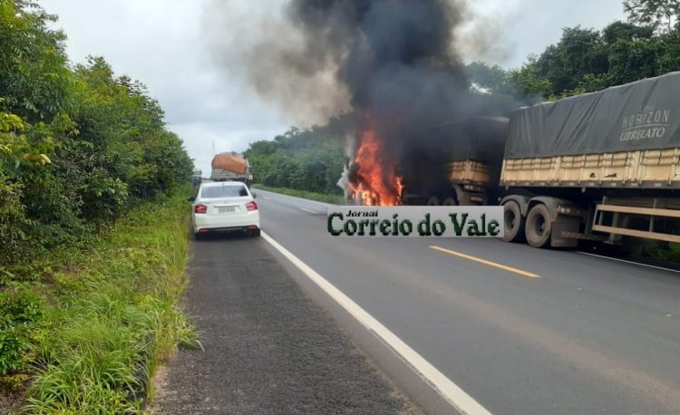 SUSTO: Carreta carregada de tinta pega fogo na BR-364 e causa congestionamento