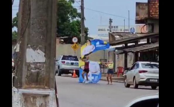 ELEIÇÕES 2024: Mulheres flagradas balançando bandeiras de campanha em frente de escola