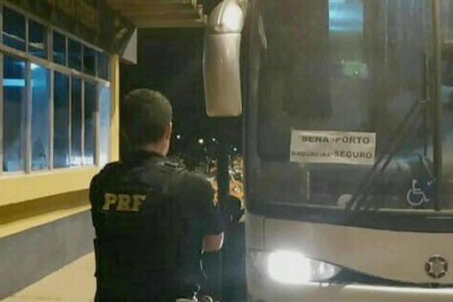 ENROLADOS: PRF prende motorista de ônibus que vinha para PVH por falsificação