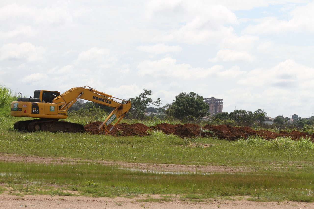 ESPAÇO ALTERNATIVO: DER trabalha em obra de drenagem na construção do estacionamento