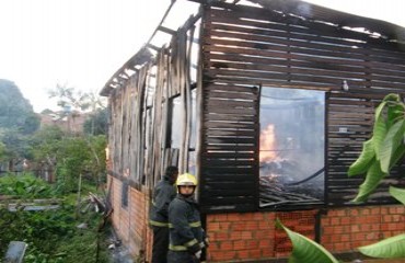 FOGO - Casa é destruida por incêndio no bairro Mocambo na capital - Veja vídeo