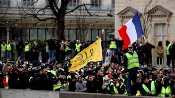 TENSÃO: Protestos de coletes amarelos são marcados por tumultos em Paris