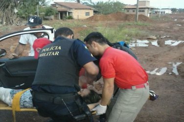 Bombeiros e PM têm que ser acionados para transportar paciente devido à rua intrafegável