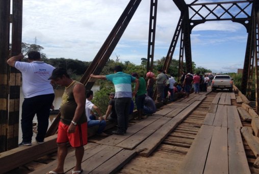 Veículo cai na Ponte do Araras e motorista morre