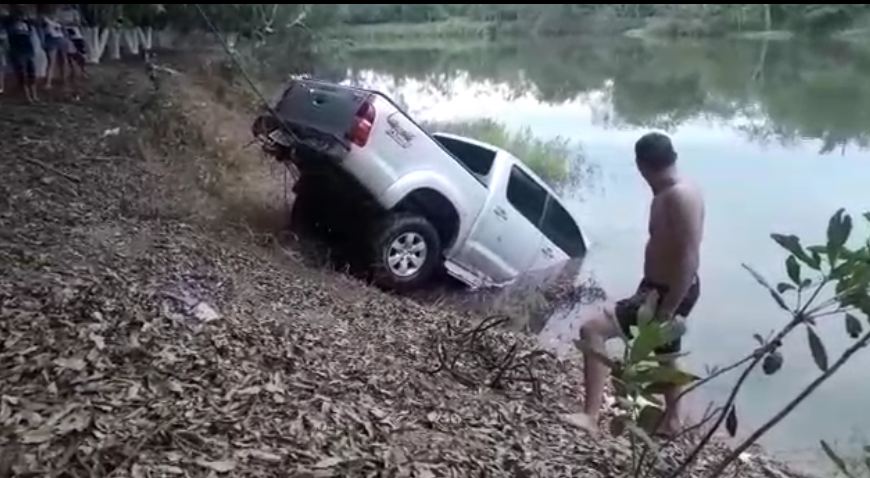 VÍDEO: Homem deixa caminhonete desengatada, ela desce e vai parar dentro de lagoa