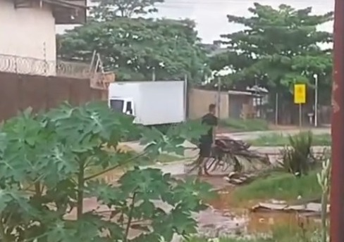 SUJEIRA: Flagrado homem descartando lixo em terreno baldio de Porto Velho