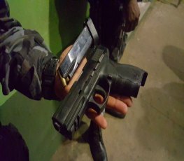 ALUCINADA: Dupla suspeita de roubos é detida com pistola após fuga e acidente