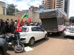 Vigilantes da Rocha demitidos protestam contra governo