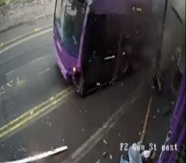 Homem é atropelado por ônibus, se levanta e sai andando normalmente - VÍDEO