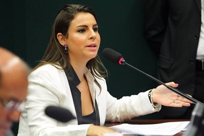 Mariana Carvalho ignora reunião que tratava de duplicação da 364 e se diverte no celular