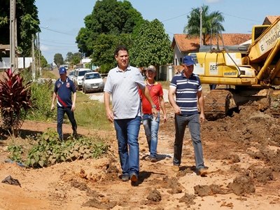 Presidente da Assembleia vistoria obras de drenagem e asfalto