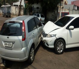 GRAVE: Acidente entre carros deixa homem lesionado