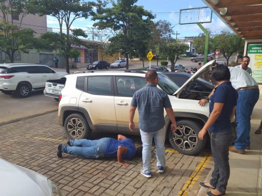 INUSITADO - VÍDEO: Bombeiros resgatam jiboia que entrou em motor de Jeep Renegade