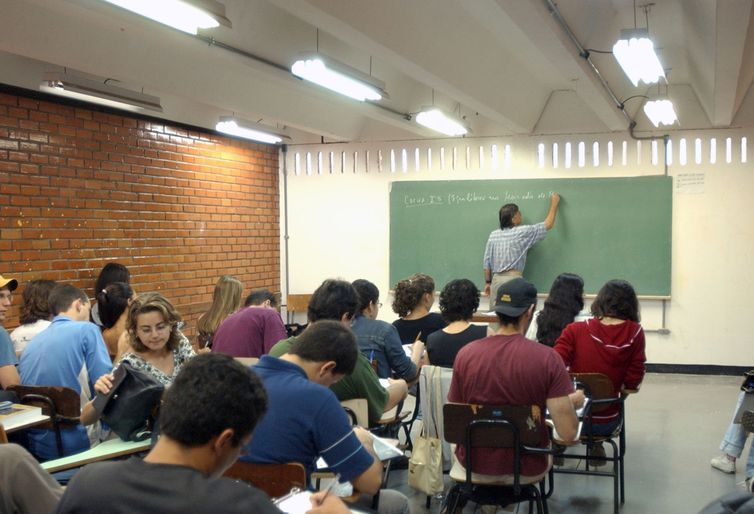 CONTRATO: Estudantes poderão renovar o Fies até o dia 23