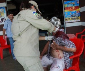 Idoso leva facadas no peito e nas costas em bar