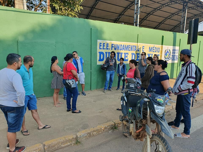 SEM AULAS: Pais realizam protesto para reabrir escola Duque de Caxias na capital