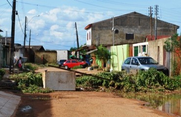 Comunidade da zona Sul interdita rua por tempo indeterminado e exige solução  da gestão municipal 