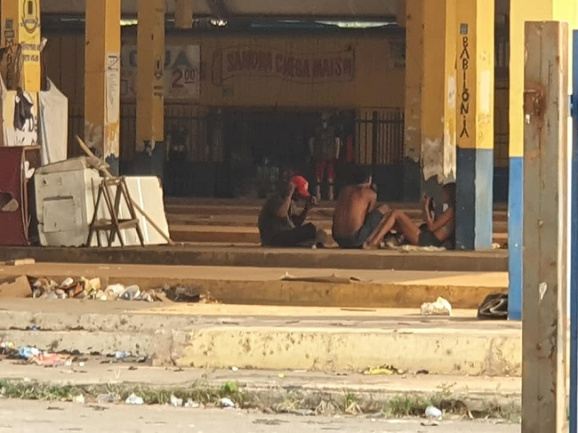 MEDO: Antigo terminal da capital se transforma em “vila” de moradores de rua