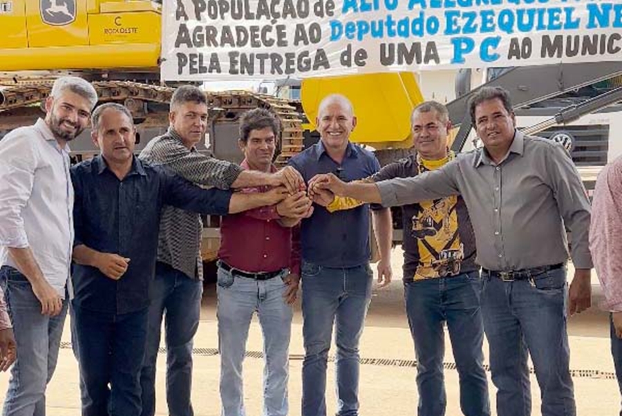 EZEQUIEL NEIVA: Deputado entrega escavadeira hidráulica ao município de Alto Alegre dos Parecis