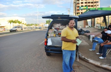 Fiscais da Semusb estabelecem prazo para a saída de ambulantes próximo ao Shopping - Vídeo e Fotos